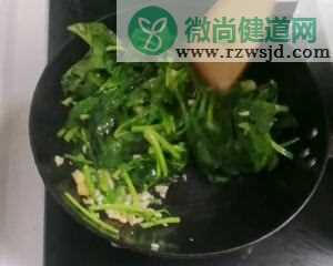 小炒菠菜，简单快手易操作