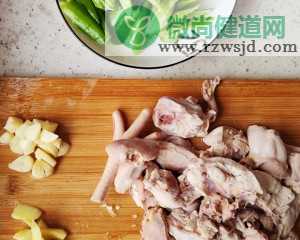 小米新手2青椒炒鸡肉的热菜家常菜