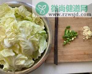 腊肉炒包菜的热菜家常菜