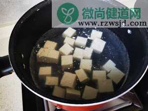 三文鱼头炖豆腐的热菜家常菜