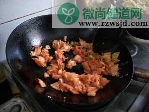 极简辣白菜炒饭溏心蛋，甜辣原汁好滋味