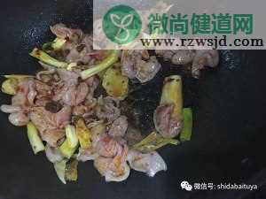 生蚝鱼肚炖豆腐的热菜家常菜