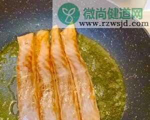 快手简单减脂餐：柠香油煎三文鱼