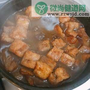 红烧肉土豆煲