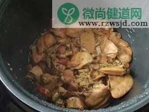 鲜掉眉毛的菜梗咸肉烧河蚌