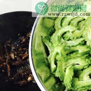 豆豉鲮鱼炒苦瓜