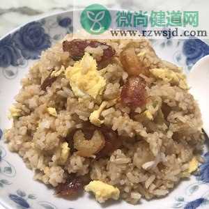 色香味俱全的虾仁腊肠蛋炒饭——超详细食谱