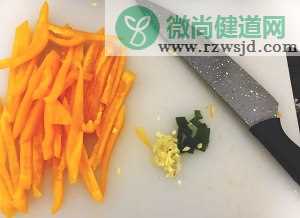 留学家常菜：芹菜彩椒炒鸡胸的