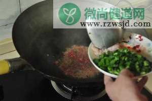 韭香肉沫炒皮蛋