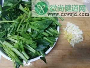 小炒菠菜，简单快手易操作的热