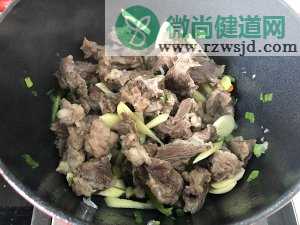 开饭店的舅舅告诉我牛肉炖土豆怎么做更好吃