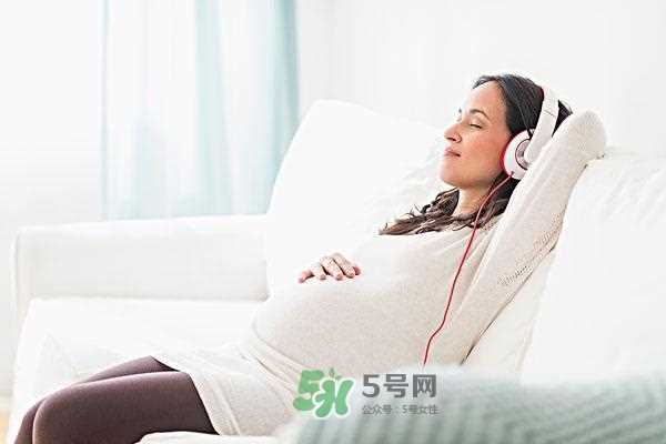 音乐胎教是妈妈听还是放在肚子上？胎教音乐有哪些？