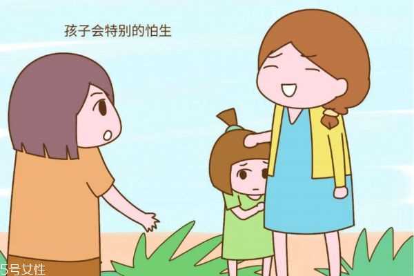 怕生人怎么办 孩子怕生的原