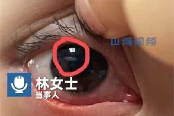 女生用发卡烫睫毛眼球烫个泡