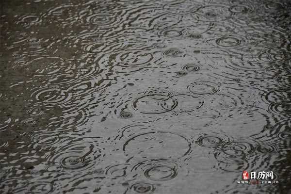 下雨天雨水滴在地面溅起水花