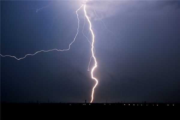 梦见雷电风雨