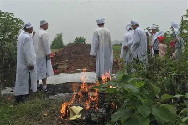 梦见祭拜祖坟是什么意思