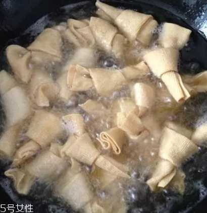 豆腐皮能油炸吗？火候太猛容易炸糊