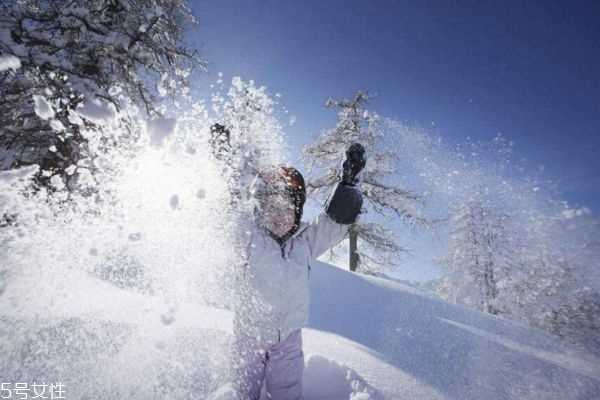 冬季儿童在玩雪的时候需要注意的事项