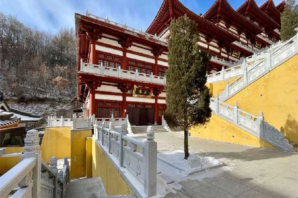 去寺庙先上香还是先磕头 去寺庙拜神的顺序