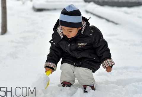 下雪天为什么要撒盐 下雪撒盐的原理