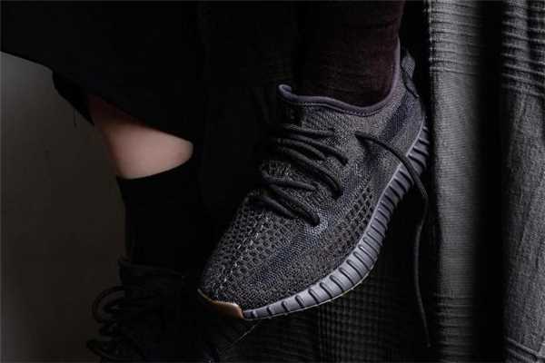 yeezy350黑生胶价格 椰子350黑生胶反光吗