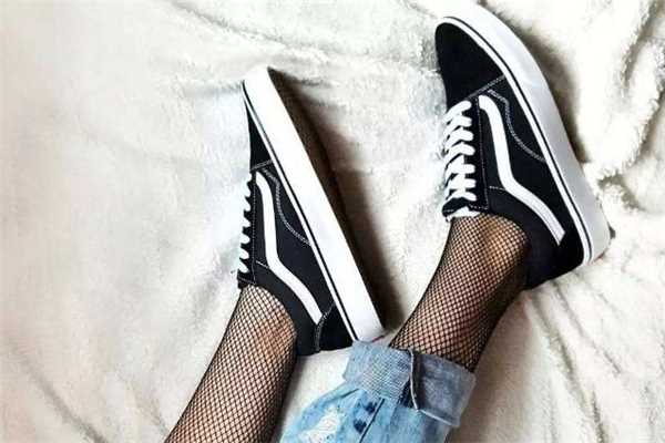 vans和匡威哪个档次高 vans