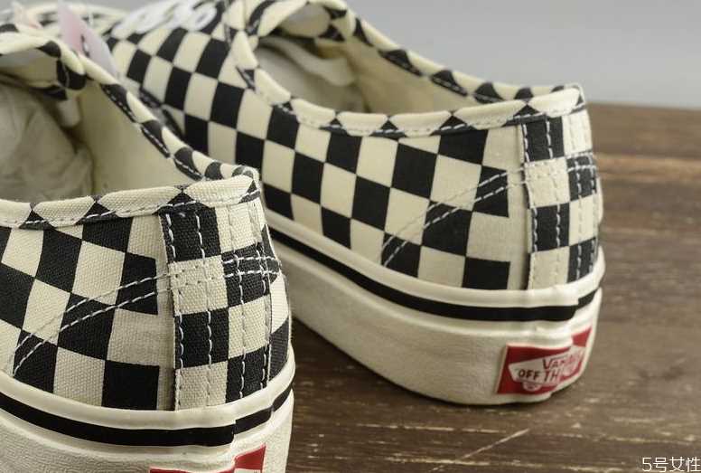 vans棋盘格是米还是白 vans